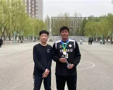 角逐激烈！球员们敢于拼搏争夺胜利的简单介绍